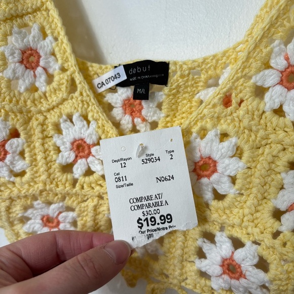 ✨HOST PICK ✨Debut Crochet Daisy Crop Top - Size M/L - Picture 2 of 4